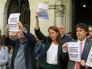 Concentraci&oacute; a la pla&ccedil;a del Vi en protesta per l'empresonament de Cuixart i S&aacute;nchez