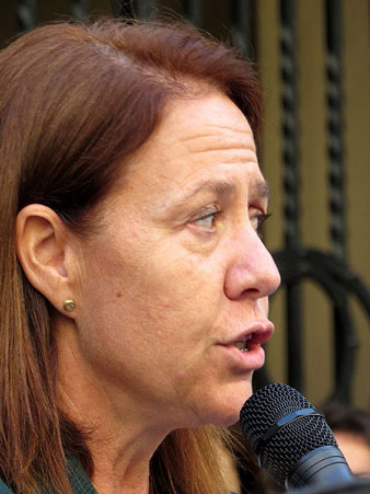 Marta Madrenas durant la lectura del manifest