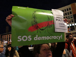 Concentraci&oacute; a la pla&ccedil;a de la Constituci&oacute; en protesta per l'empresonament de Cuixart i S&aacute;nchez