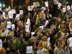 Concentraci&oacute; a la pla&ccedil;a de la Constituci&oacute; en protesta per l'empresonament de Cuixart i S&aacute;nchez