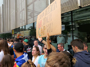 Manifestaci&oacute; 'Els col&middot;legis, sempre nostres!' davant la seu de la Generalitat de Catalunya