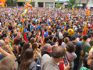 Manifestaci&oacute; 'Els col&middot;legis, sempre nostres!' davant la seu de la Generalitat de Catalunya