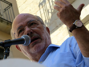 Marat&oacute; per la democr&agrave;cia. Concentraci&oacute; i parlaments a la pla&ccedil;a del Vi