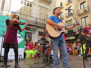 Marat&oacute; per la democr&agrave;cia. Concentraci&oacute; i parlaments a la pla&ccedil;a del Vi