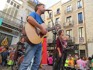 Marat&oacute; per la democr&agrave;cia. Concentraci&oacute; i parlaments a la pla&ccedil;a del Vi