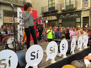 Marat&oacute; per la democr&agrave;cia. Concentraci&oacute; i parlaments a la pla&ccedil;a del Vi