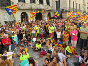 Marat&oacute; per la democr&agrave;cia. Concentraci&oacute; i parlaments a la pla&ccedil;a del Vi