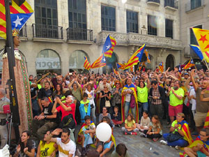 Marat&oacute; per la democr&agrave;cia. Concentraci&oacute; i parlaments a la pla&ccedil;a del Vi