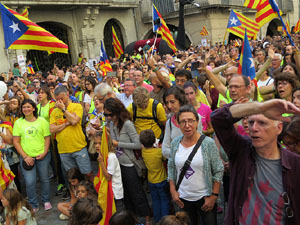 Marat&oacute; per la democr&agrave;cia. Concentraci&oacute; i parlaments a la pla&ccedil;a del Vi