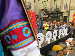 Marat&oacute; per la democr&agrave;cia. Concentraci&oacute; i parlaments a la pla&ccedil;a del Vi