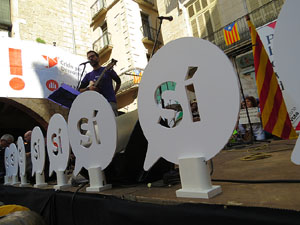 Marat&oacute; per la democr&agrave;cia. Concentraci&oacute; i parlaments a la pla&ccedil;a del Vi