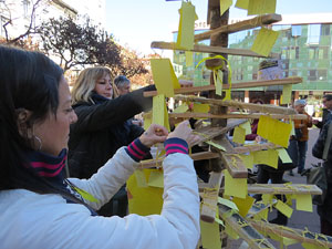 Nadal 2017. L'Arbre dels desitjos de Llibertat a la pla&ccedil;a Miquel de Palol