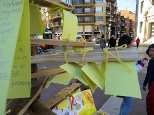 Nadal 2017. L'Arbre dels desitjos de Llibertat a la pla&ccedil;a Miquel de Palol