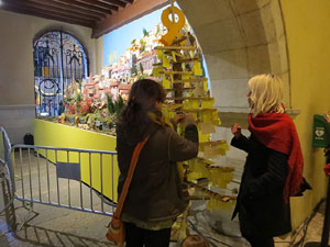 Nadal 2017. L'Arbre dels desitjos de Llibertat a la pla&ccedil;a Miquel de Palol