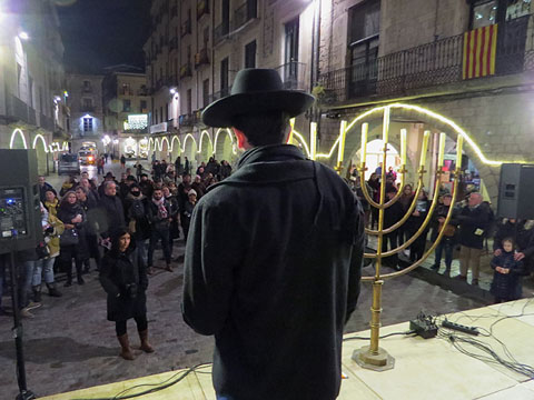 El Rabí Abraham Rosemberg, durant l'encesa dels llums