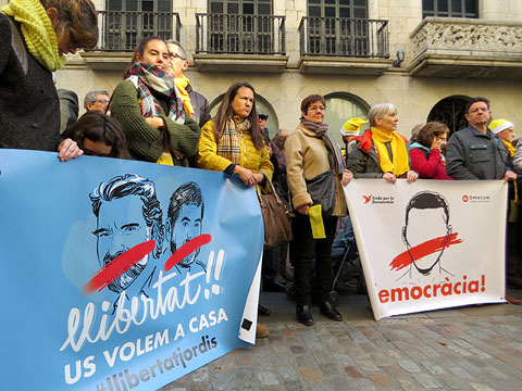 Pancartes a la pla&ccedil;a del Vi