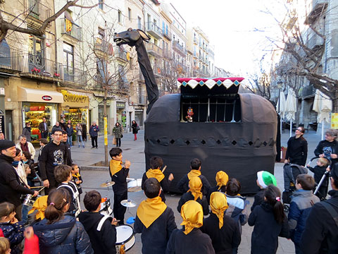 La cercavila a la Rambla de la Llibertat. En Pepet Gitano presenta l'activitat