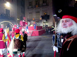 La Cavalcada de Reis 2018. Arribada del seguici a la pla&ccedil;a del Vi