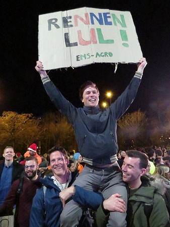 Amics de Gertjan Wassink, celebrant a la meta la seva segona posició