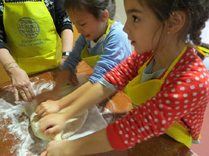 Nadal 2017. Taller de sufganiot, bunyols de Hanukk&agrave;, al Museu d'Hist&ograve;ria dels Jueus