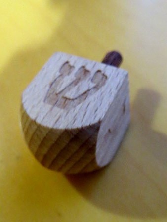 La baldufa de quatre cares amb la lletra xin a dalt