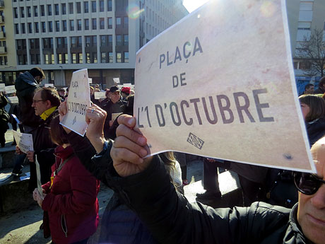 Canvi de nom de la plaça Constitució per plaça de l'1 d'octubre