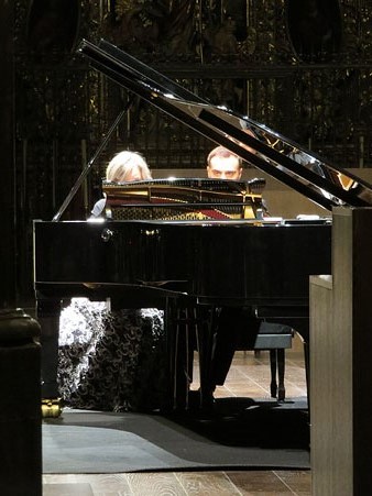 Un moment de l'actuaci&oacute; de Carles Lama i Sofia Cabruja