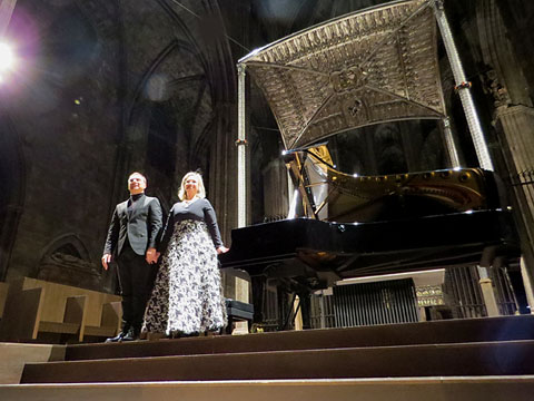 Carles Lama i Sofia Cabruja saludant al final de l'actuaci&oacute;