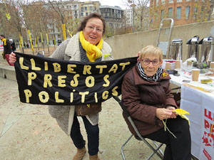 Teixint llibertats. Acció dins de la campanya per reclamar la llibertat dels presos polítics a la plaça de la Constitució