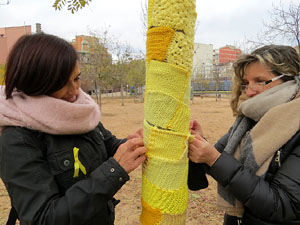 Teixint llibertats. Acció dins de la campanya per reclamar la llibertat dels presos polítics a la plaça de la Constitució