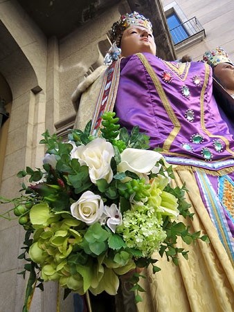 La geganta &Agrave;ngels amb el nou ram