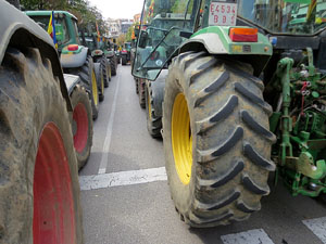 Marxa pagesa. Concentraci&oacute; de 500 tractors als carrers de Girona