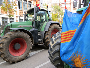 Marxa pagesa. Concentraci&oacute; de 500 tractors als carrers de Girona