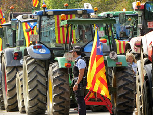 Marxa pagesa. Concentraci&oacute; de 500 tractors als carrers de Girona