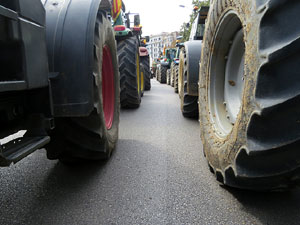 Marxa pagesa. Concentraci&oacute; de 500 tractors als carrers de Girona