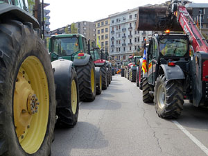 Marxa pagesa. Concentraci&oacute; de 500 tractors als carrers de Girona