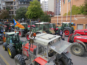 Marxa pagesa. Concentraci&oacute; de 500 tractors als carrers de Girona