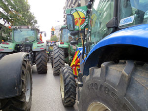 Marxa pagesa. Concentraci&oacute; de 500 tractors als carrers de Girona