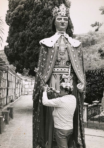 Els gegants de Girona al cementiri. Preparant el gegant. Juny 1976