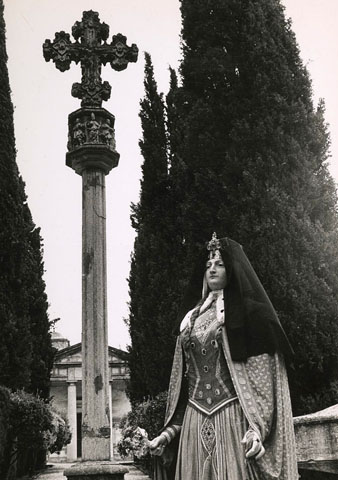 Els gegants de Girona al cementiri. La geganta dins el cementiri. Juny 1976