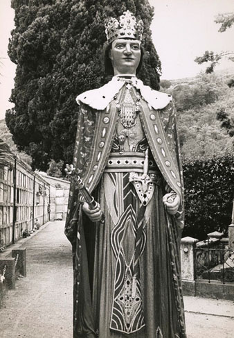 Els gegants de Girona al cementiri. El gegant a l'interior del cementiri. Juny 1976