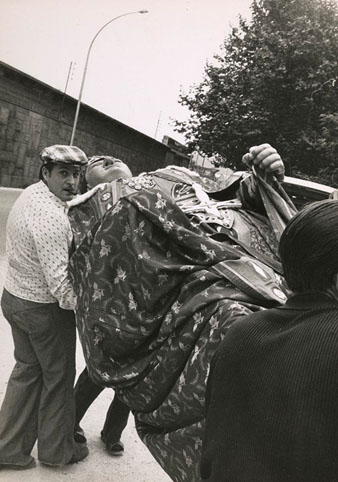 Els gegants de Girona al cementiri. Descarregada del Gegant davant el cementiri. Juny 1976