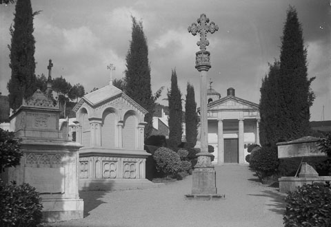Interior del cementiri. Al centre s'observa la Creu en record de tots els morts de Girona, que havia marcat la sortida de la ciutat pel sud, en el carrer d'Ultònia. 1932