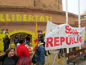 Concentraci&oacute; 'Puigdemont President' davant la Subdelegaci&oacute; del Govern a Jaume I