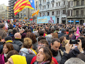 Concentraci&oacute; 'Puigdemont President' davant la Subdelegaci&oacute; del Govern a Jaume I