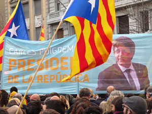 Concentraci&oacute; 'Puigdemont President' davant la Subdelegaci&oacute; del Govern a Jaume I