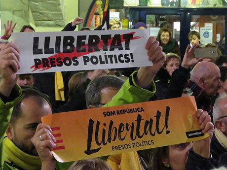 Concentraci&oacute; per la llibertat dels presos pol&iacute;tics a la pla&ccedil;a del Vi