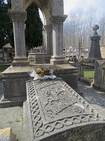 Detall de la tomba de la fam&iacute;lia Mas