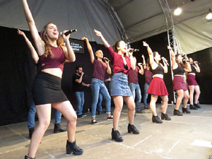 Festival A Capella 2018. Actuaci&oacute; del grup A Grup Vocal a la pla&ccedil;a de la Independ&egrave;ncia