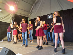Festival A Capella 2018. Actuaci&oacute; del grup A Grup Vocal a la pla&ccedil;a de la Independ&egrave;ncia